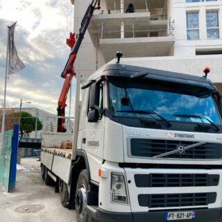 Camion grue de la société Symatrans dans l'Hérault
